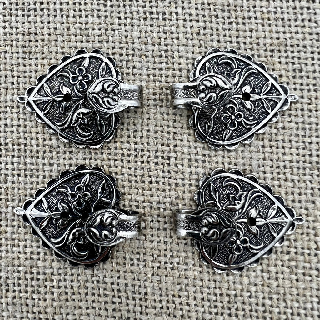 Floraler Miederhaken 7 in Altsilber mit kleinen Blumen auf der Grundplatte