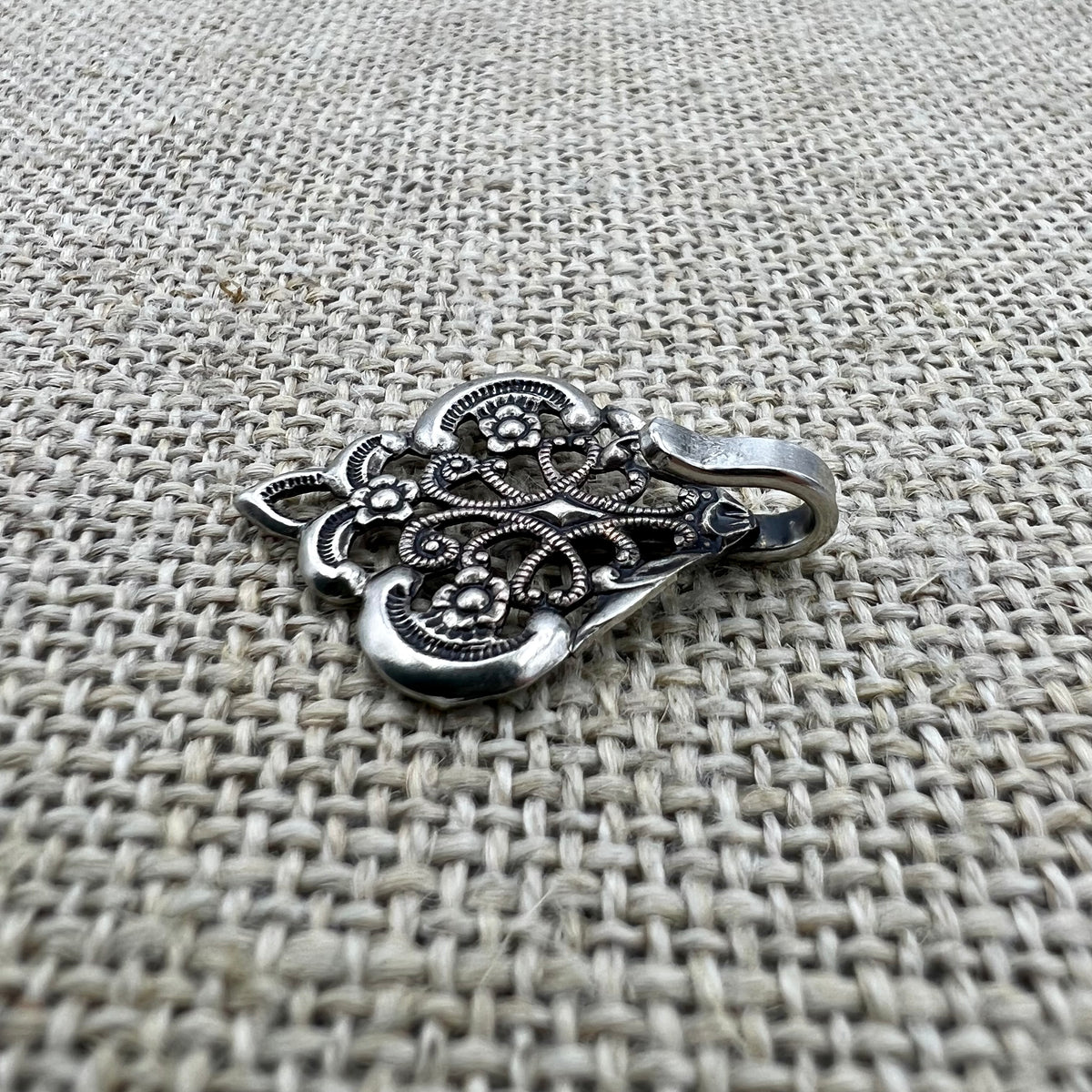 Miederhaken 11 in Altsilber, mit kleinen Blumen verziert