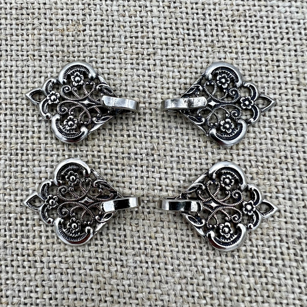 Miederhaken 11 in Altsilber, mit kleinen Blumen verziert