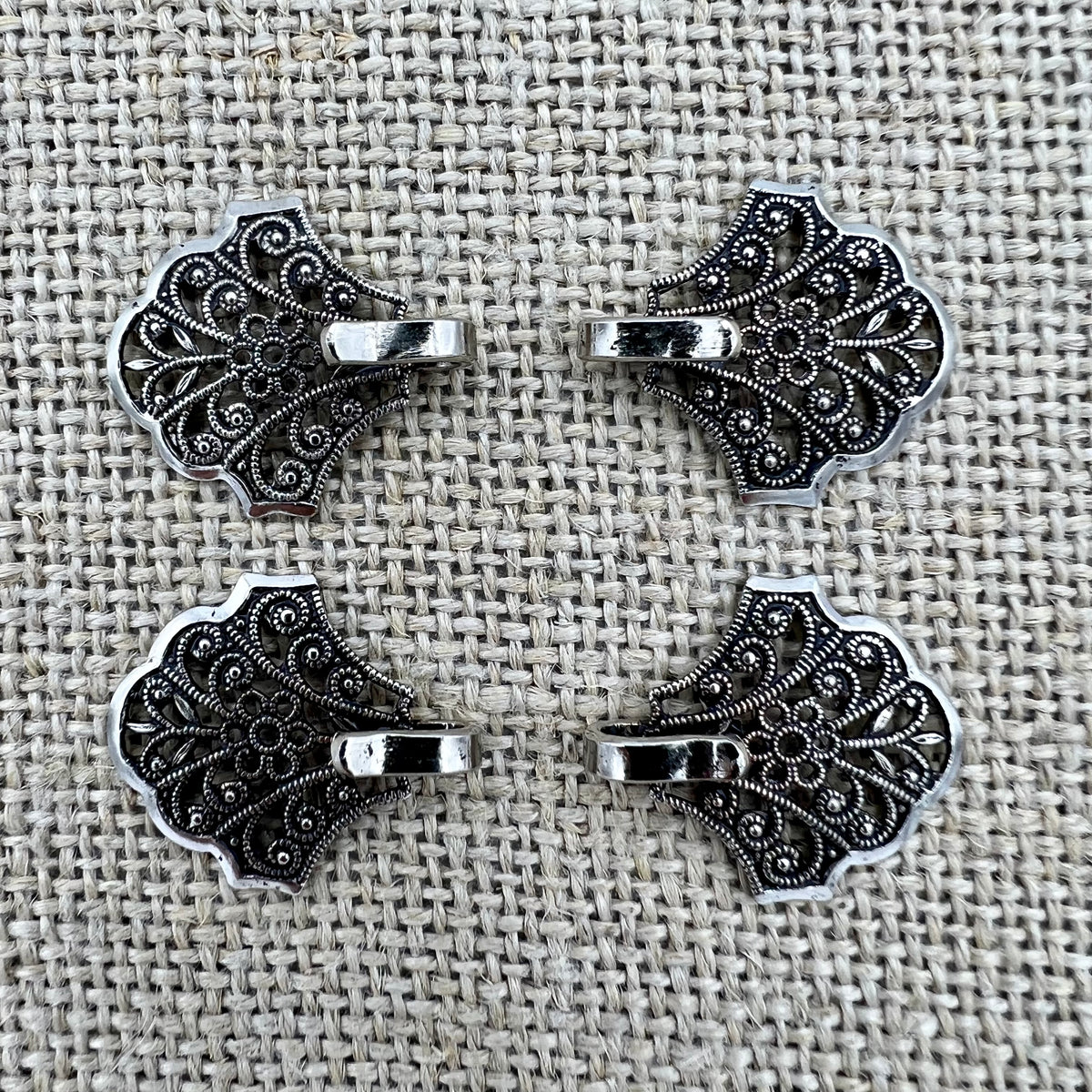 Miederhaken 12 in Altsilber mit floralem Muster