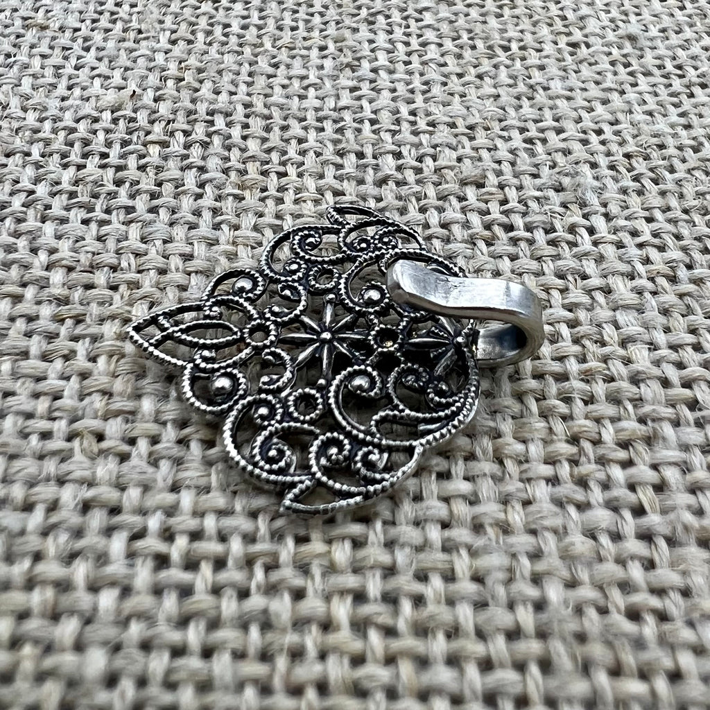 Miederhaken 15 in Altsilber, orientalische Form mit kleinem Stern