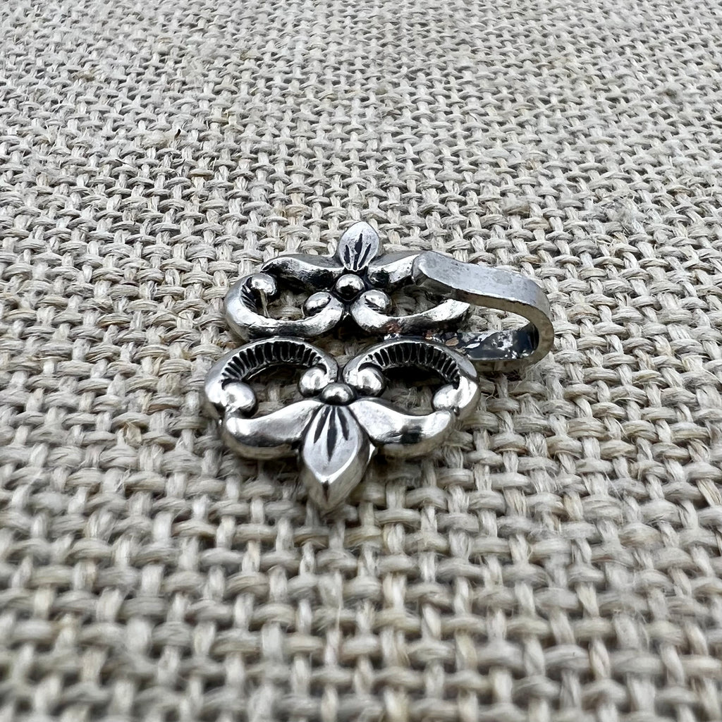 Kleiner, floraler Miederhaken 17 in Altsilber
