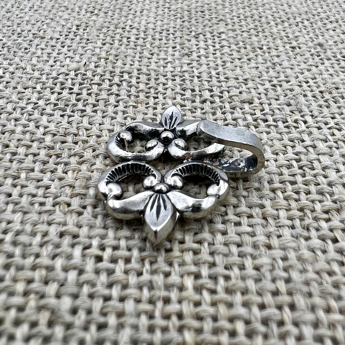 Kleiner, floraler Miederhaken 17 in Altsilber