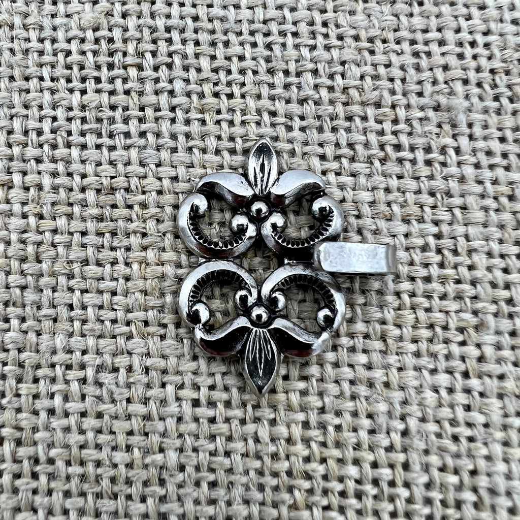 Kleiner, floraler Miederhaken 17 in Altsilber