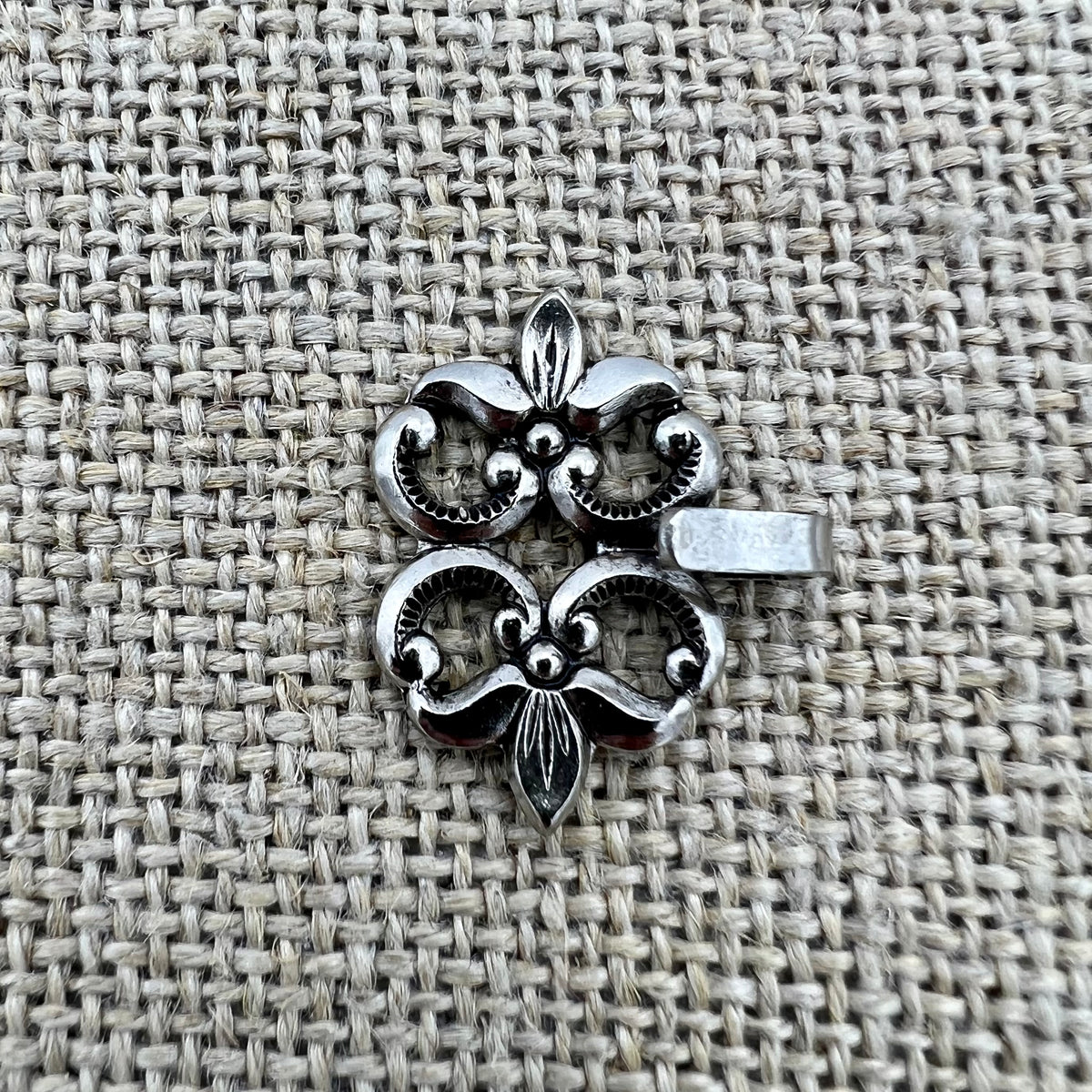 Kleiner, floraler Miederhaken 17 in Altsilber