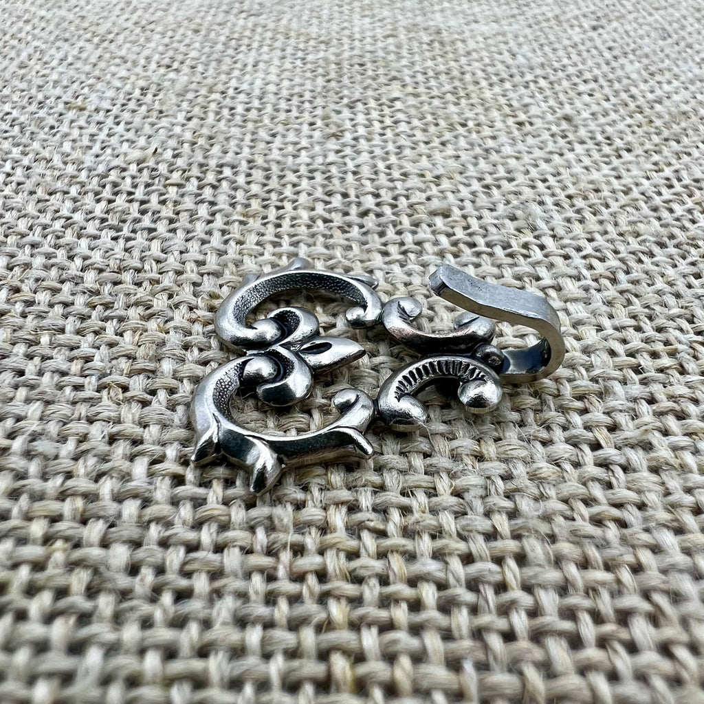 Miederhaken 18 in Altsilber mit geschwungenen Linien und rankender Rose