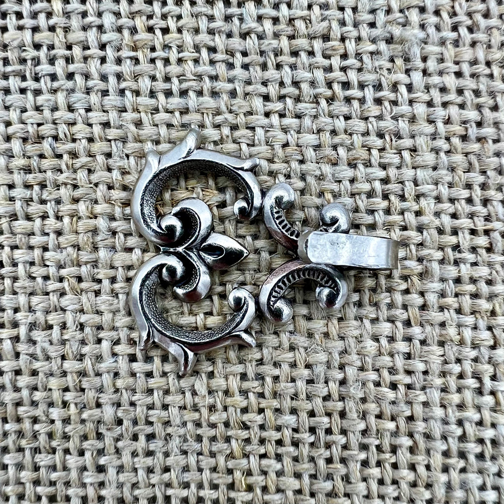 Miederhaken 18 in Altsilber mit geschwungenen Linien und rankender Rose