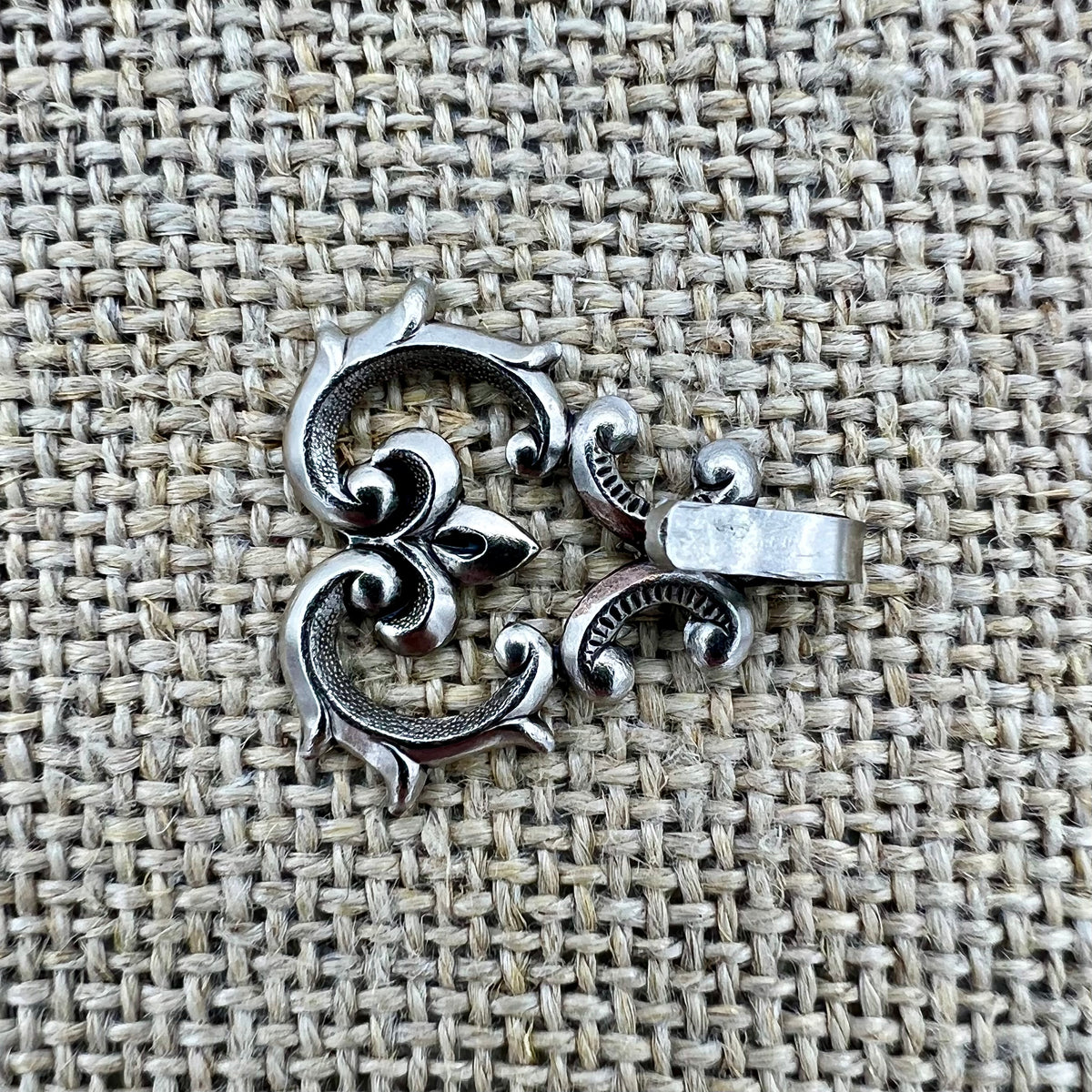 Miederhaken 18 in Altsilber mit geschwungenen Linien und rankender Rose