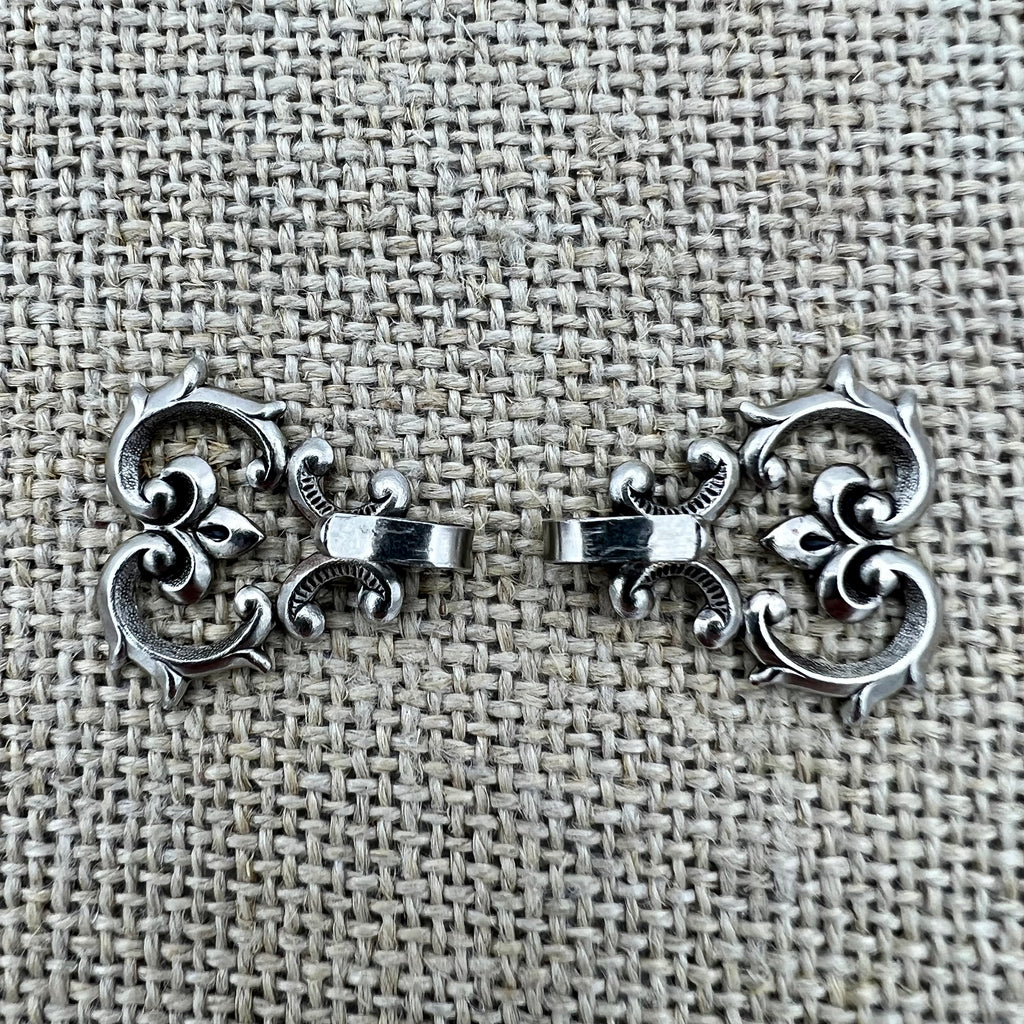 Miederhaken 18 in Altsilber mit geschwungenen Linien und rankender Rose