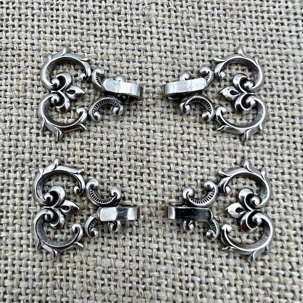 Miederhaken 18 in Altsilber mit geschwungenen Linien und rankender Rose