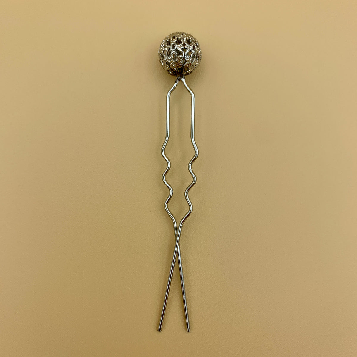 Haarnadel in Altsilber mit kleiner filigraner Kugel