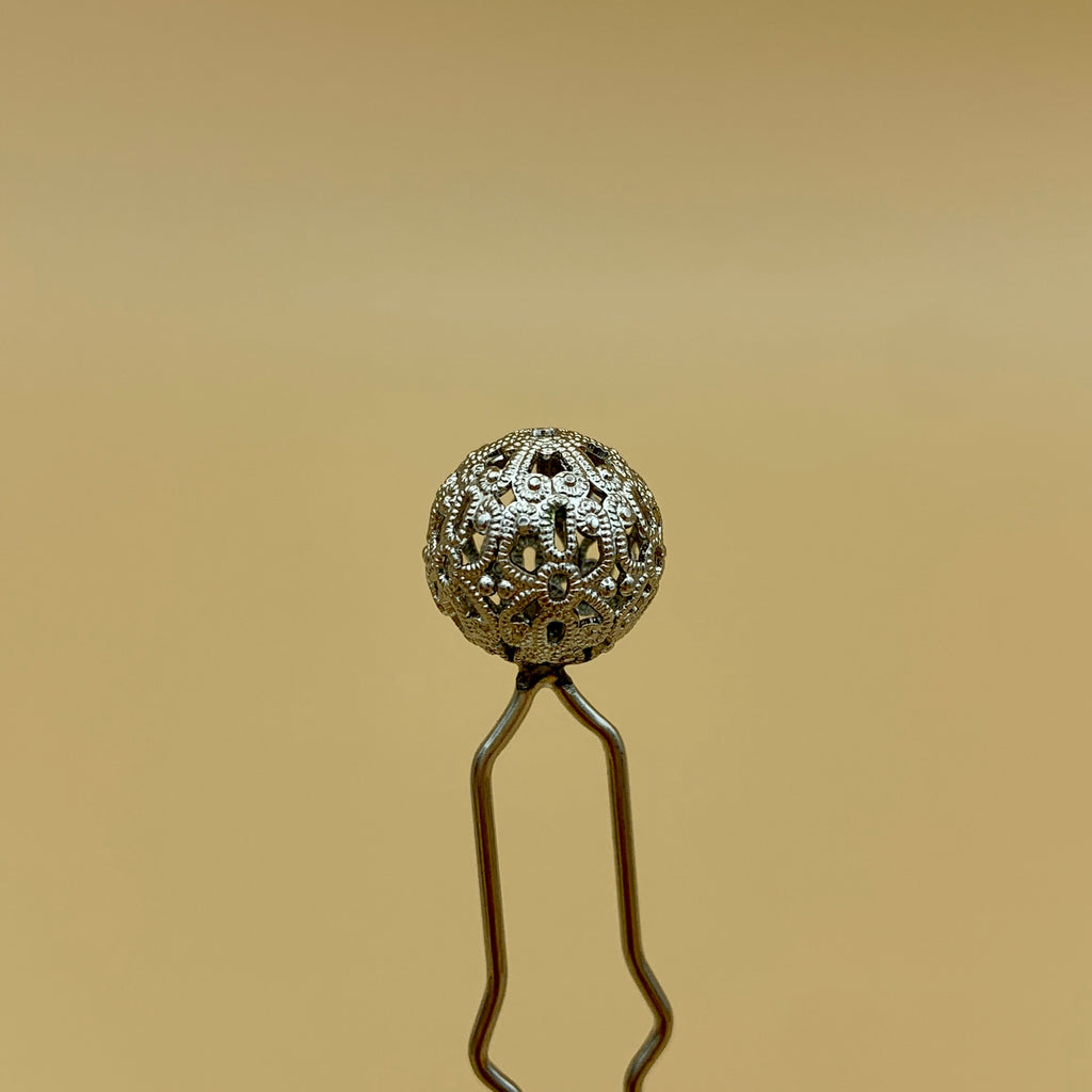 Haarnadel in Altsilber mit kleiner filigraner Kugel