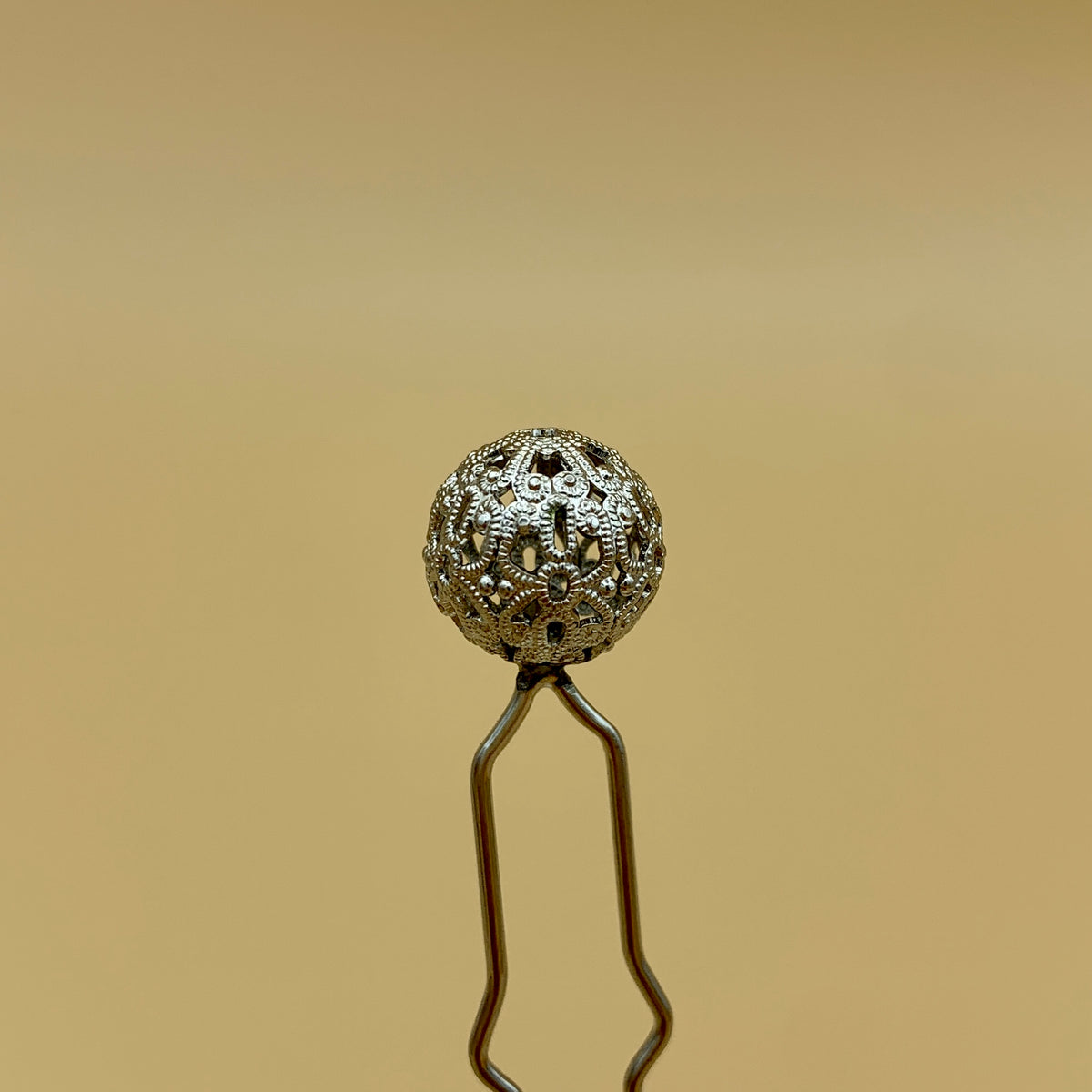 Haarnadel in Altsilber mit kleiner filigraner Kugel