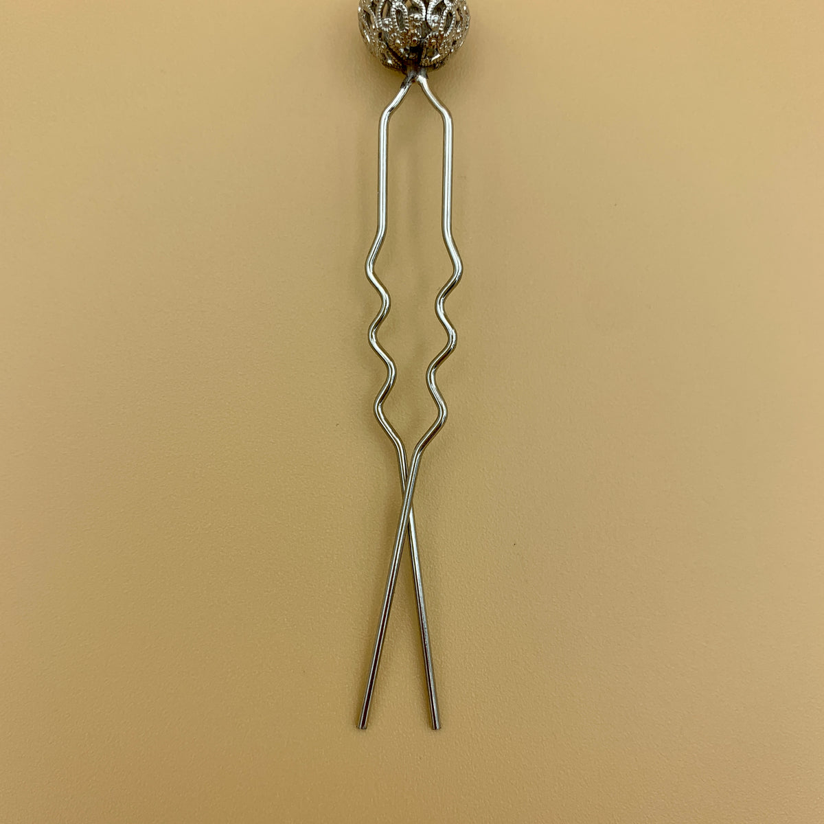 Haarnadel in Altsilber mit kleiner filigraner Kugel