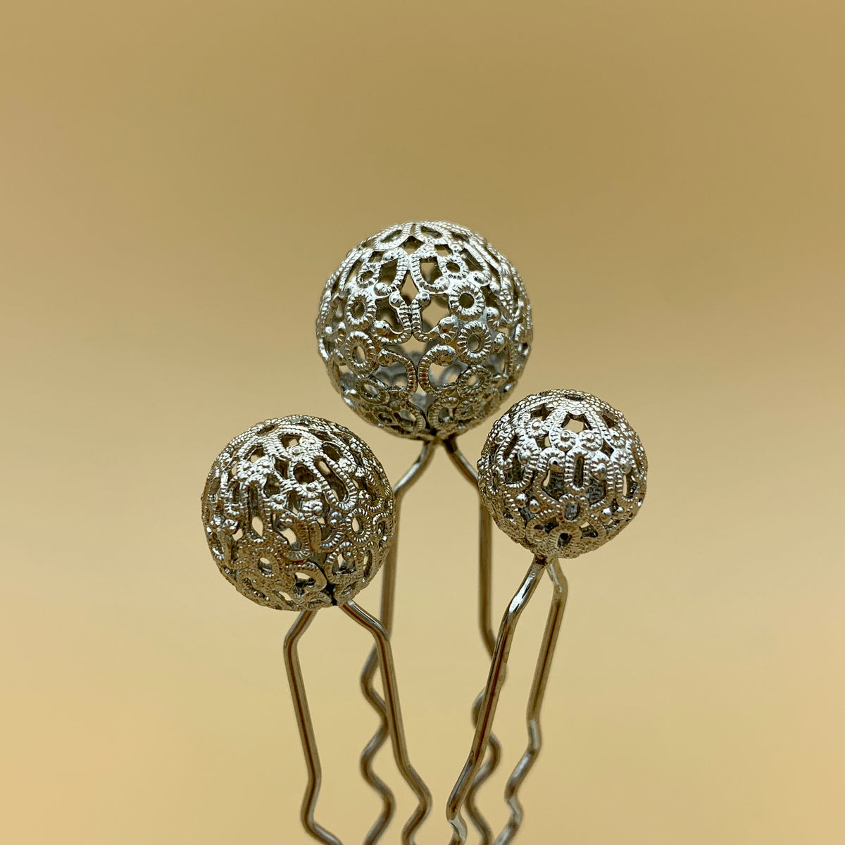 Haarnadel mit filigraner Kugel in Altsilber