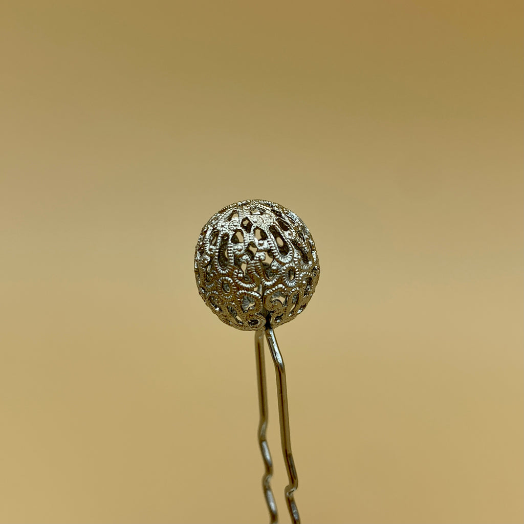 Haarnadel in Altsilber mit filigraner Kugel