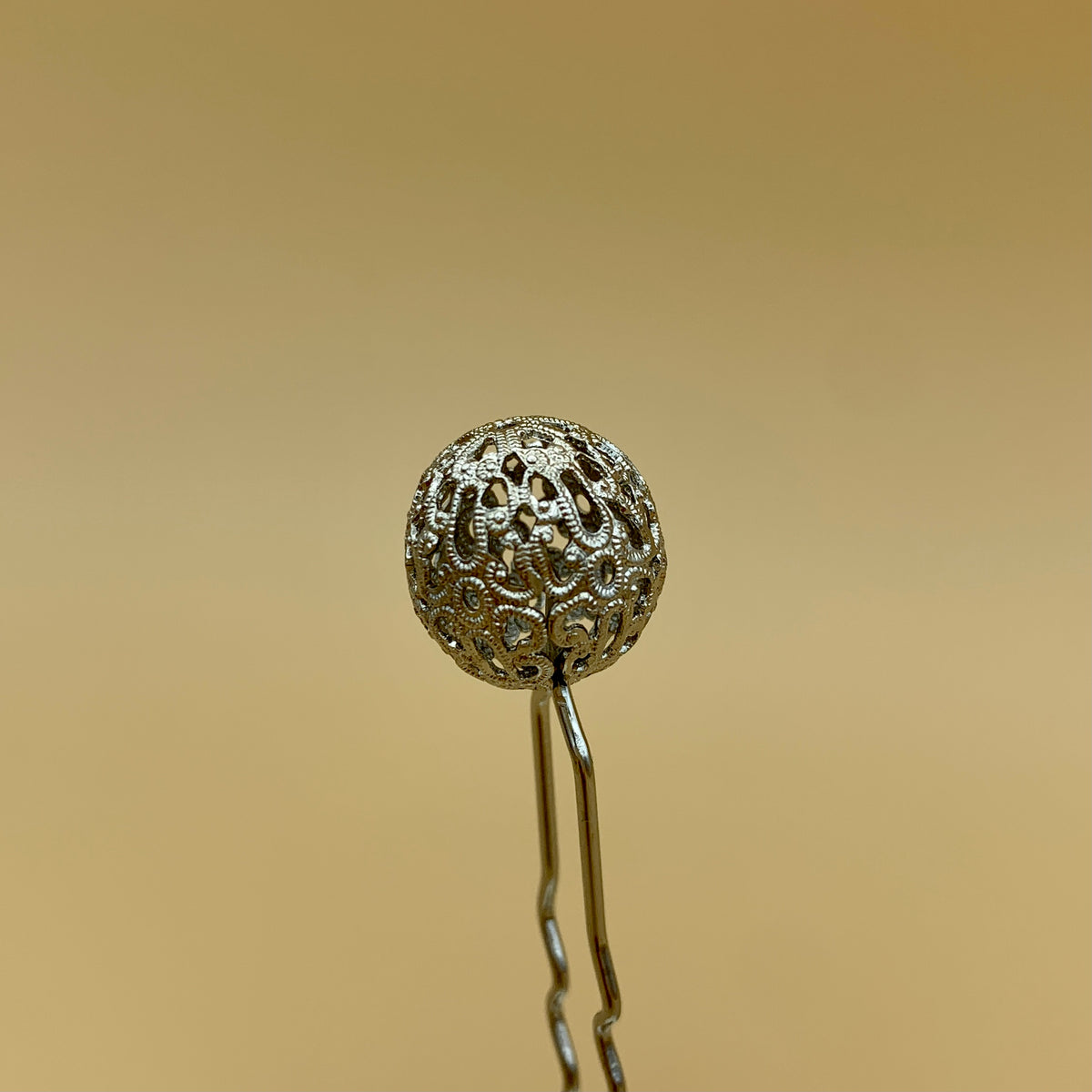 Haarnadel in Altsilber mit filigraner Kugel