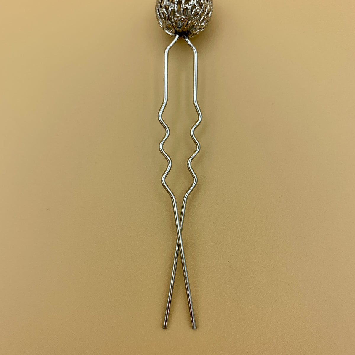 Haarnadel in Altsilber mit filigraner Kugel