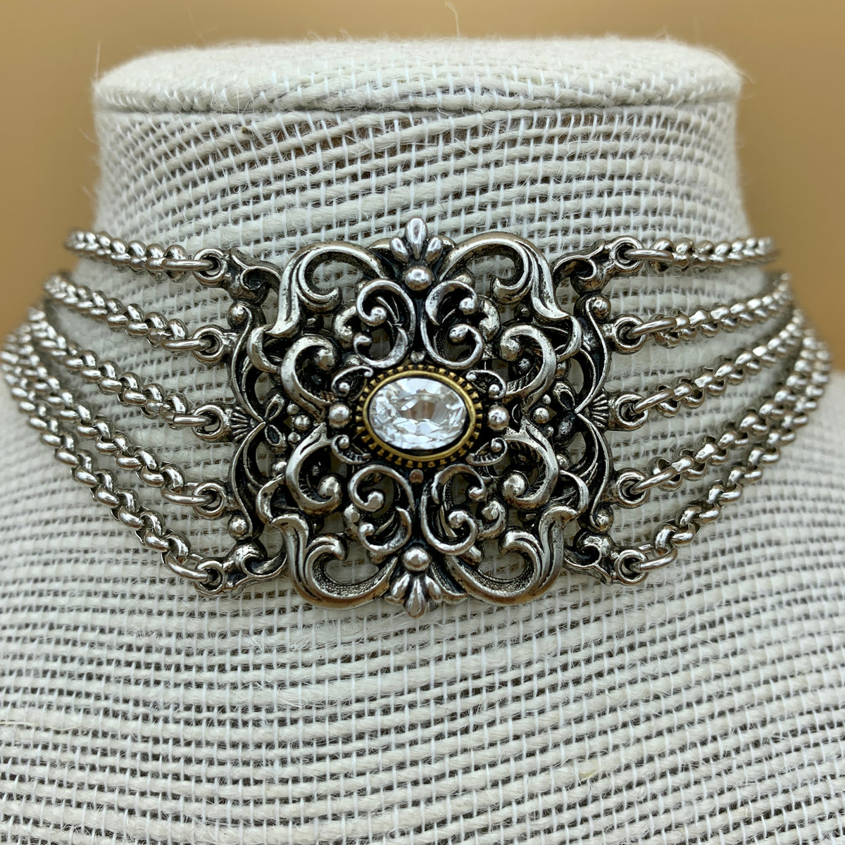 Fünfreihige Kropfkette „Astrid“ mit floralem Mittelstück und ovalem Swarovski®-Kristall