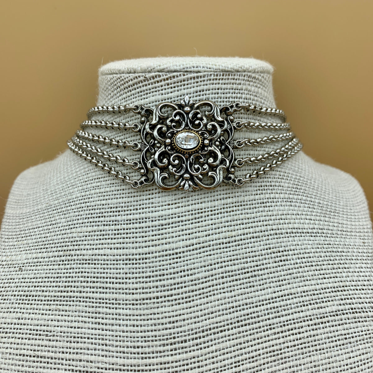 Fünfreihige Kropfkette „Astrid“ mit floralem Mittelstück und ovalem Swarovski®-Kristall