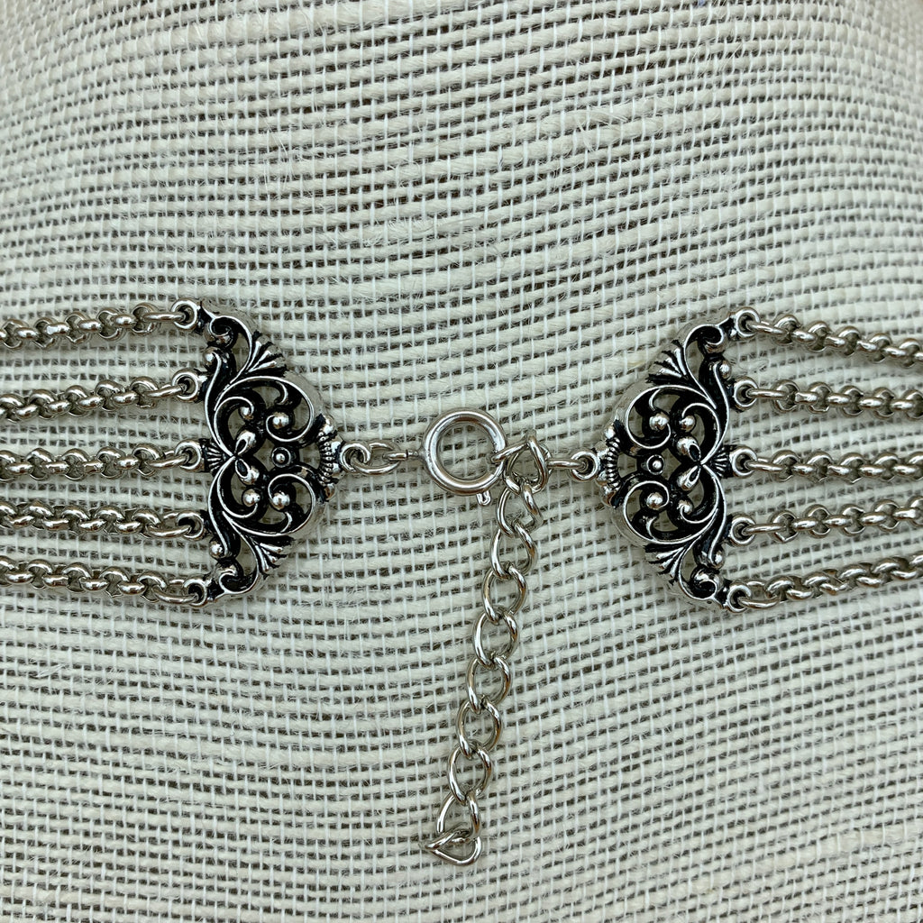 Fünfreihige Kropfkette „Astrid“ mit floralem Mittelstück und ovalem Swarovski®-Kristall