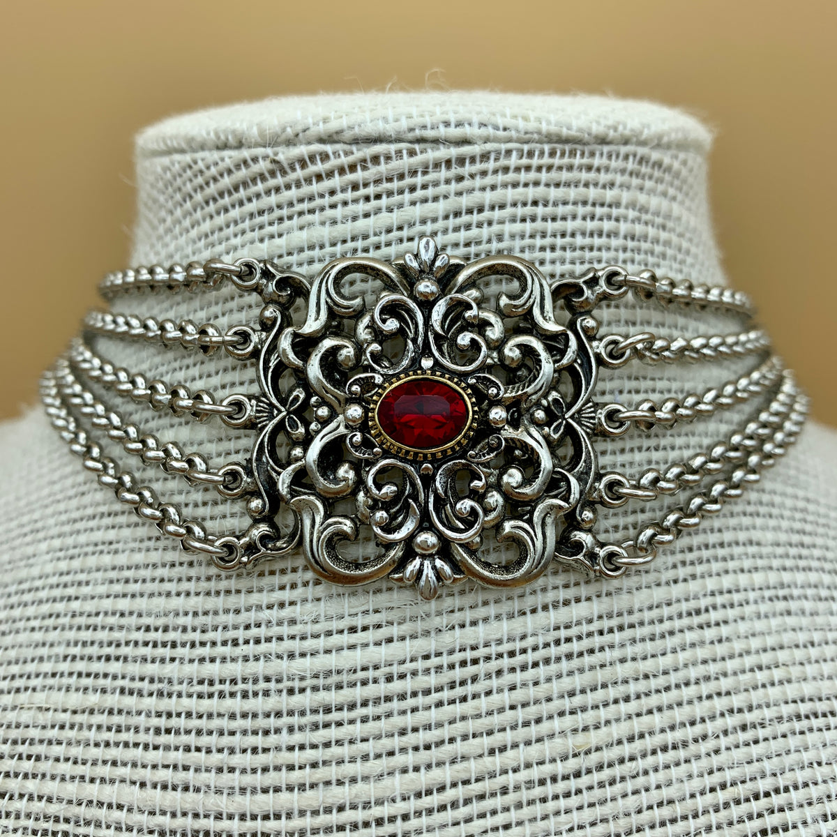 Fünfreihige Kropfkette „Astrid“ mit floralem Mittelstück und ovalem Swarovski®-Kristall