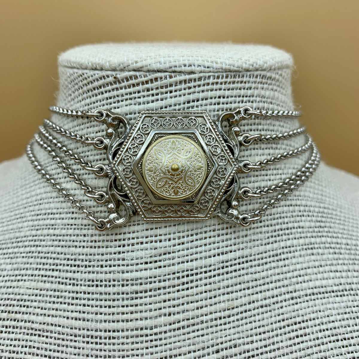 Kropfkette „Helene“ mit fünf Reihen und Mittelteil in Altsilber und Weißgold
