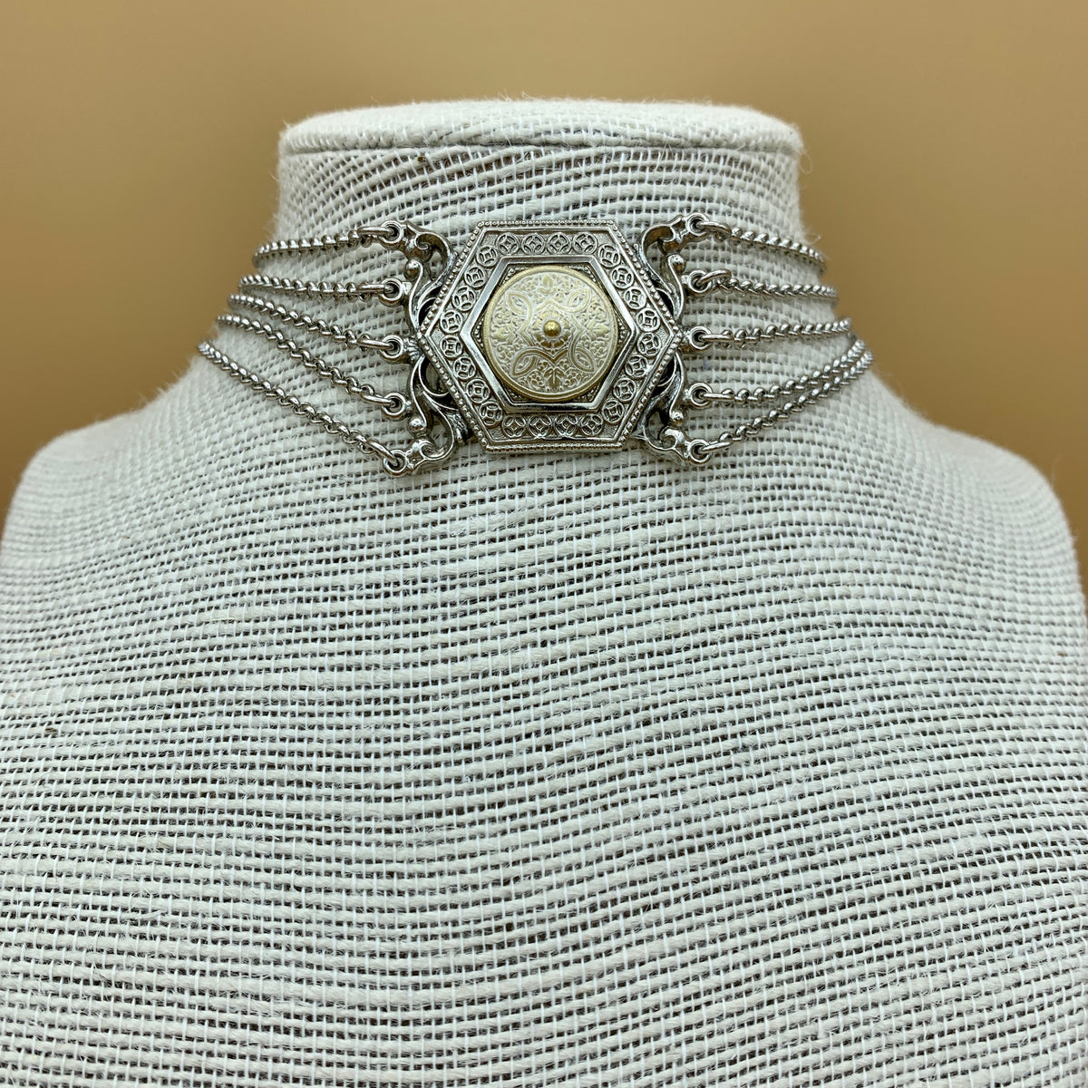 Kropfkette „Helene“ mit fünf Reihen und Mittelteil in Altsilber und Weißgold