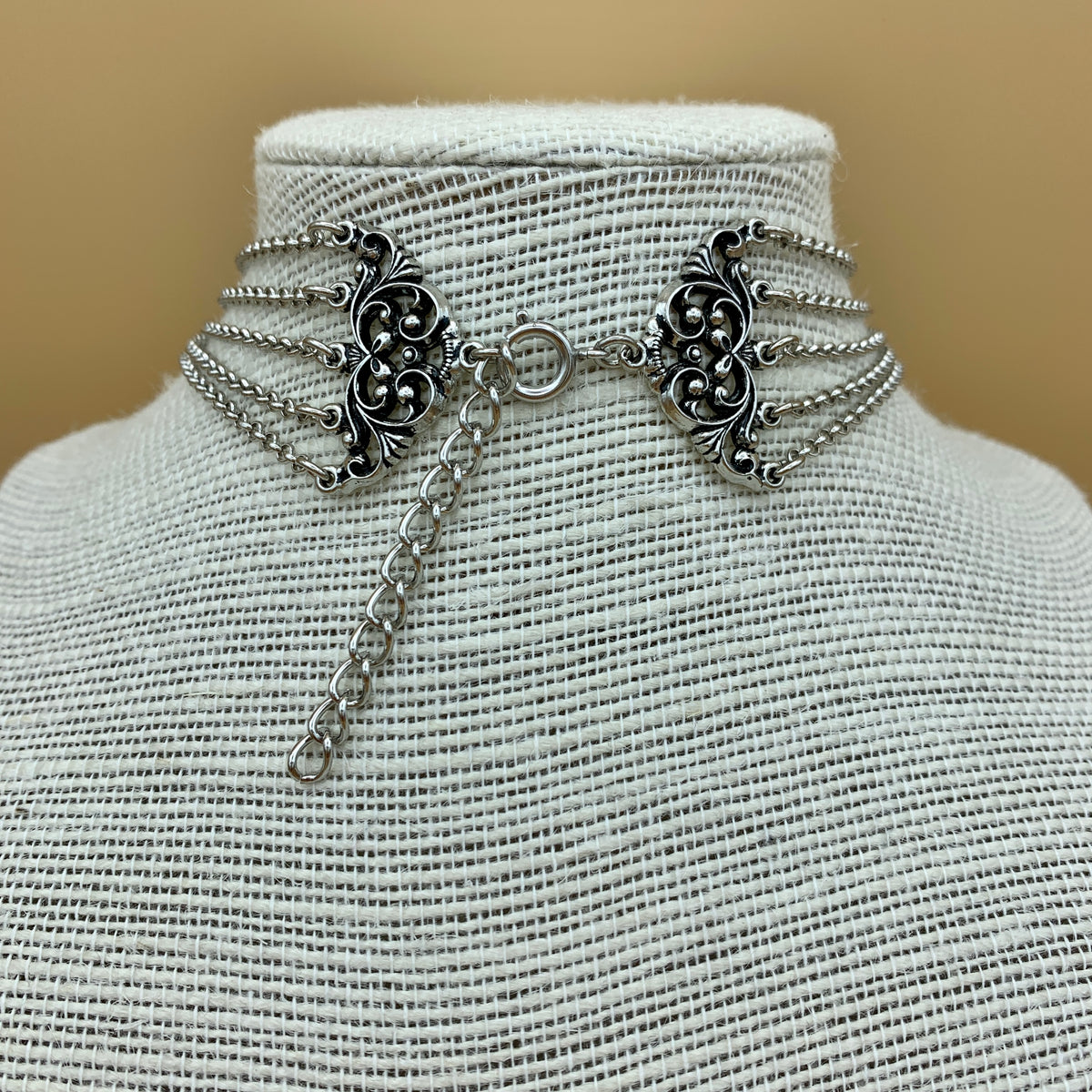 Kropfkette „Helene“ mit fünf Reihen und Mittelteil in Altsilber und Weißgold