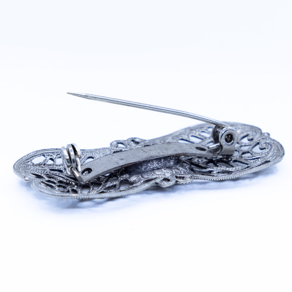 Detailreiche Anstecknadel „2“ in Altsilber