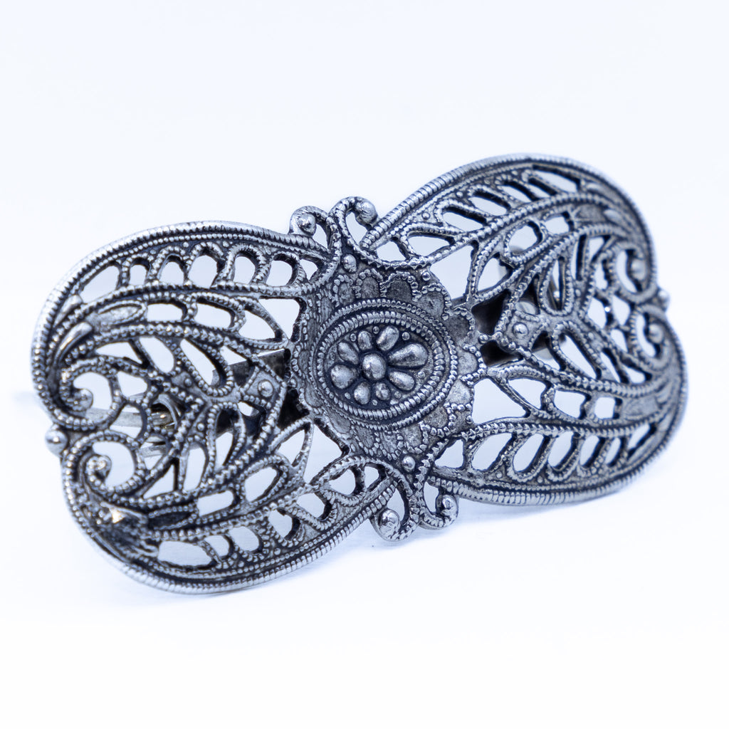 Detailreiche Anstecknadel „2“ in Altsilber