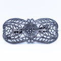 Detailreiche Anstecknadel „2“ in Altsilber