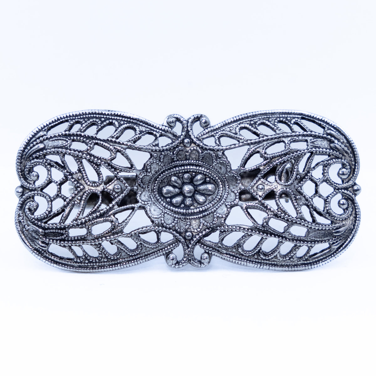 Detailreiche Anstecknadel „2“ in Altsilber