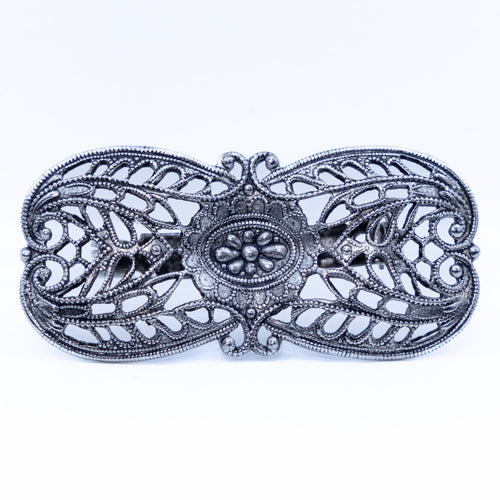 Detailreiche Anstecknadel „2“ in Altsilber