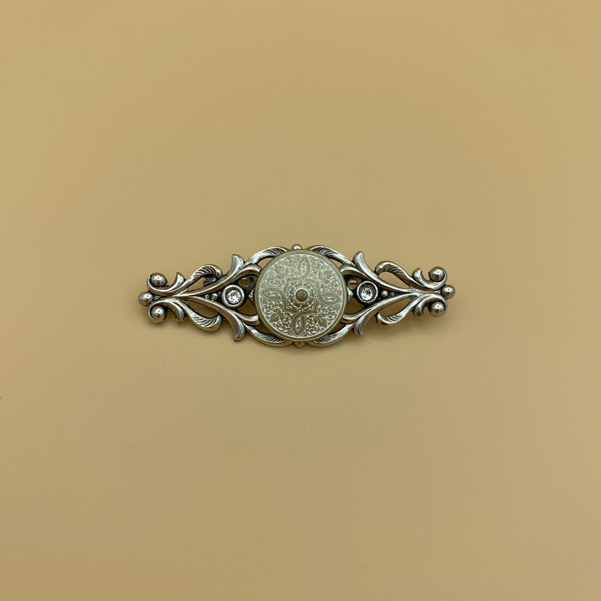 Filigrane Anstecknadel „3“ in Altsilber und Messing-Weiß mit zwei Swarovski®-Kristallen