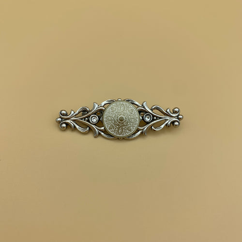 Filigrane Anstecknadel „3“ in Altsilber und Messing-Weiß mit zwei Swarovski®-Kristallen