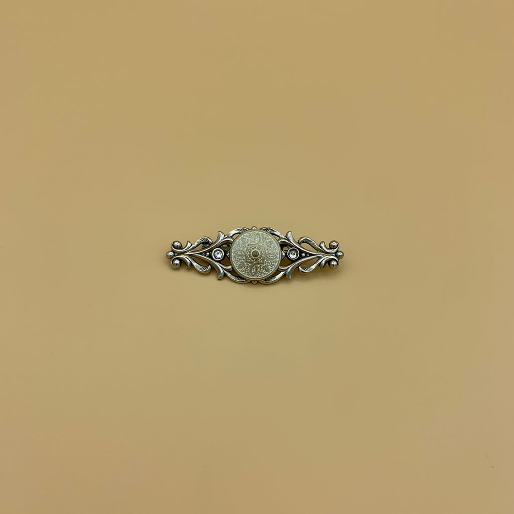 Filigrane Anstecknadel „3“ in Altsilber und Messing-Weiß mit zwei Swarovski®-Kristallen