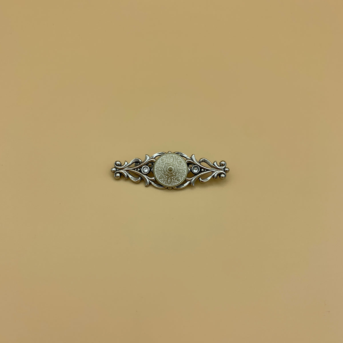 Filigrane Anstecknadel „3“ in Altsilber und Messing-Weiß mit zwei Swarovski®-Kristallen