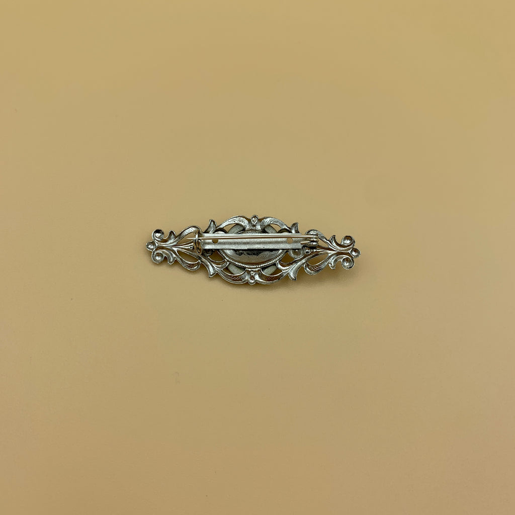 Filigrane Anstecknadel „3“ in Altsilber und Messing-Weiß mit zwei Swarovski®-Kristallen