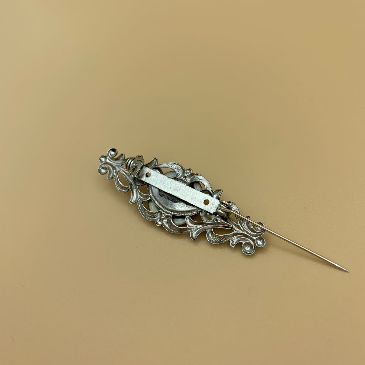 Filigrane Anstecknadel „3“ in Altsilber und Messing-Weiß mit zwei Swarovski®-Kristallen