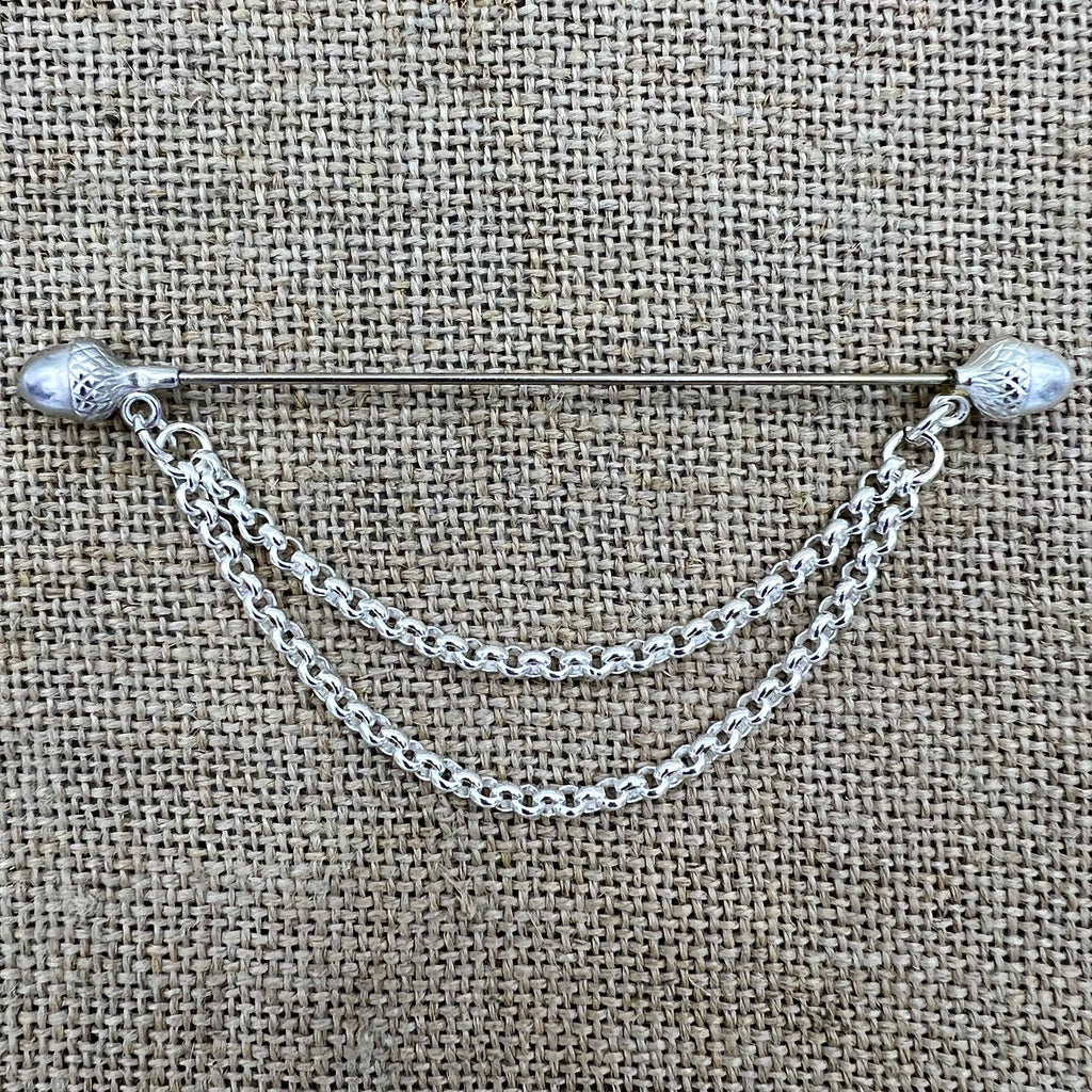 Lange versilberte Tuchnadel mit hängender Kette und Eicheln
