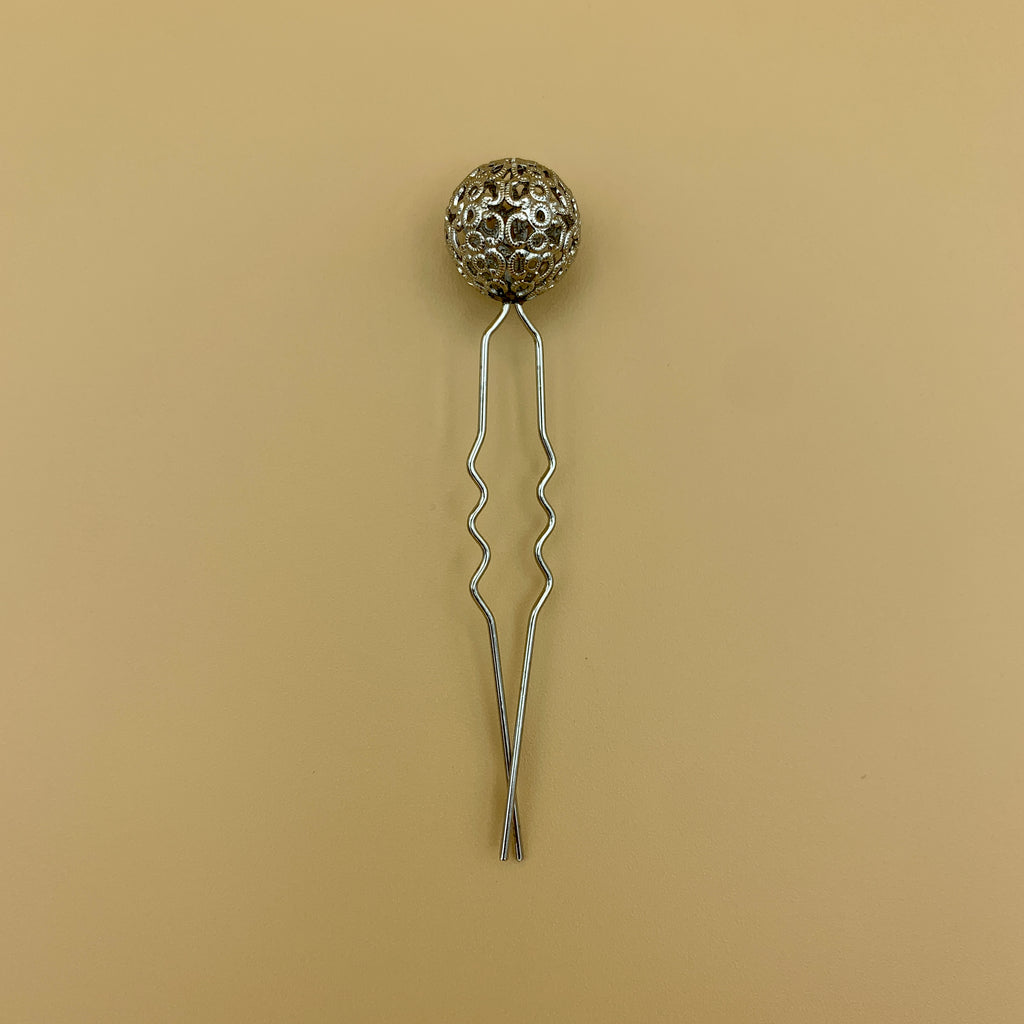 Haarnadel mit filigraner Kugel in Altsilber