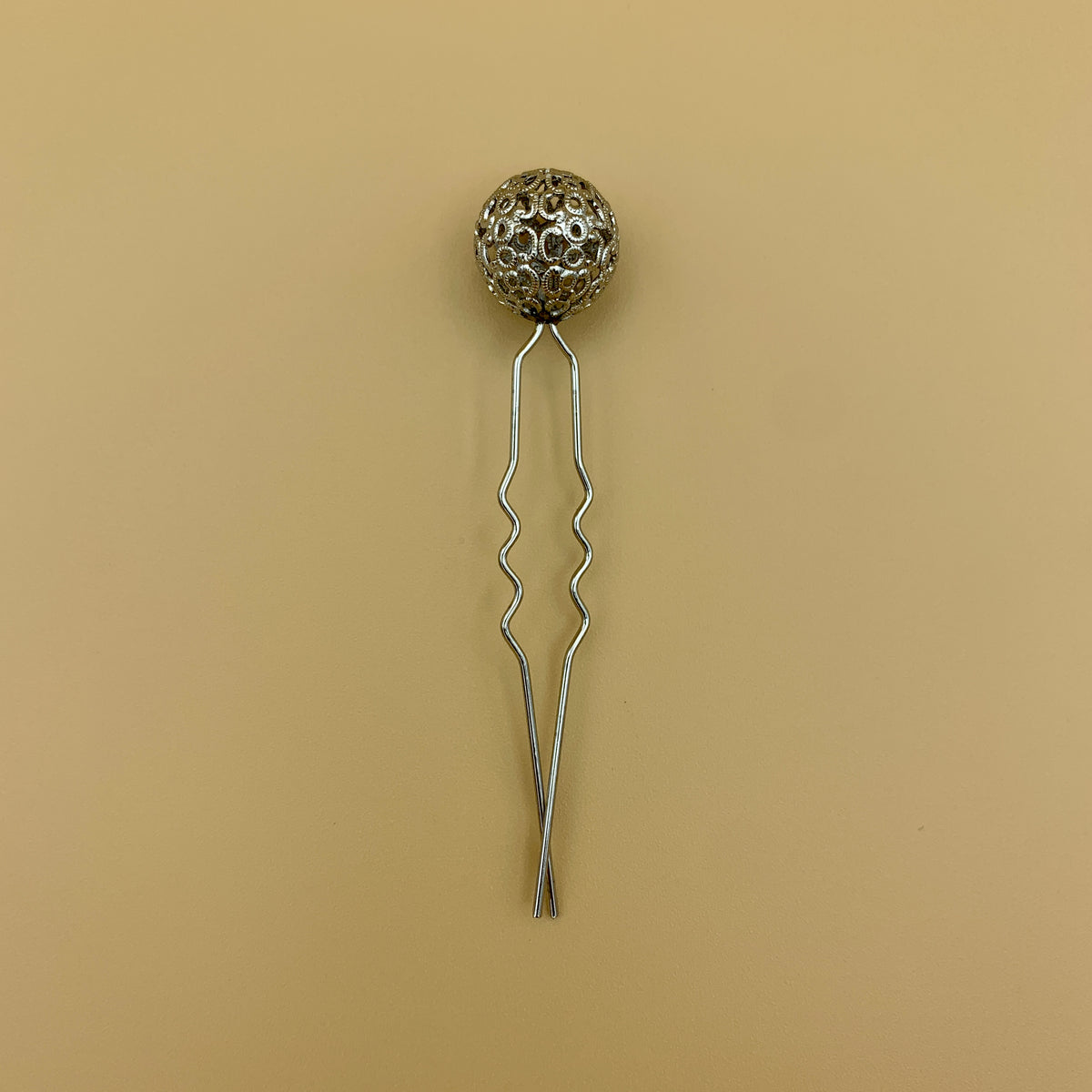 Haarnadel mit filigraner Kugel in Altsilber