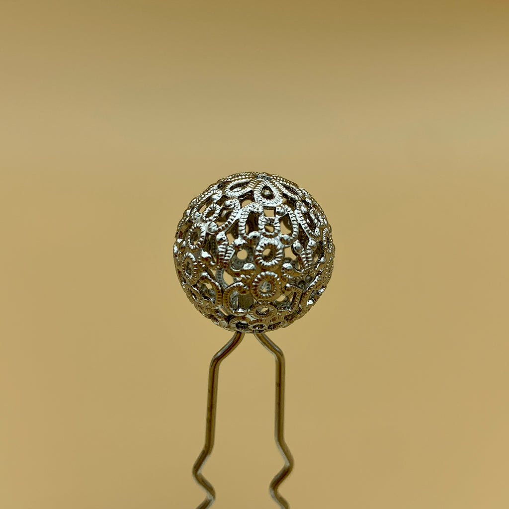 Haarnadel mit filigraner Kugel in Altsilber