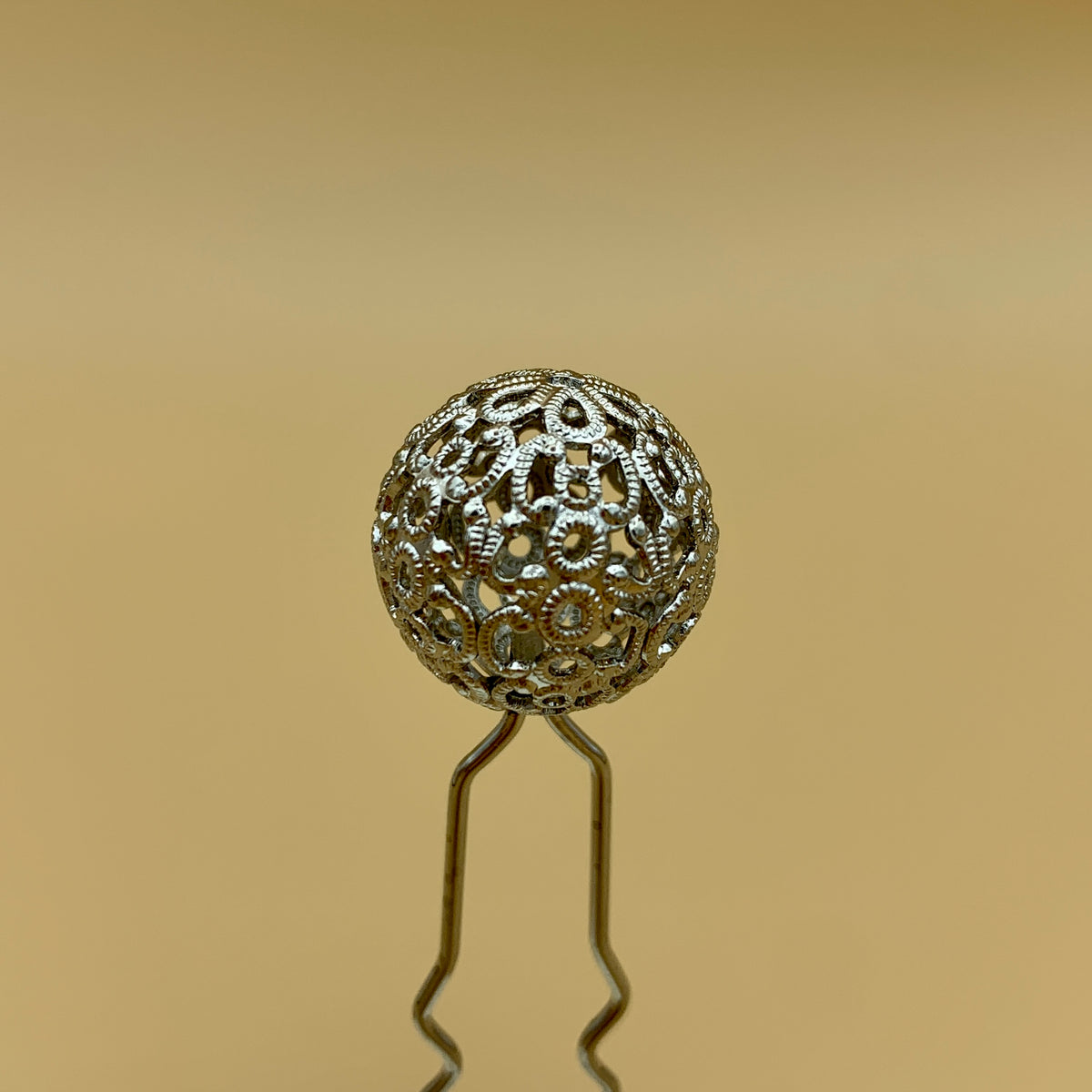 Haarnadel mit filigraner Kugel in Altsilber