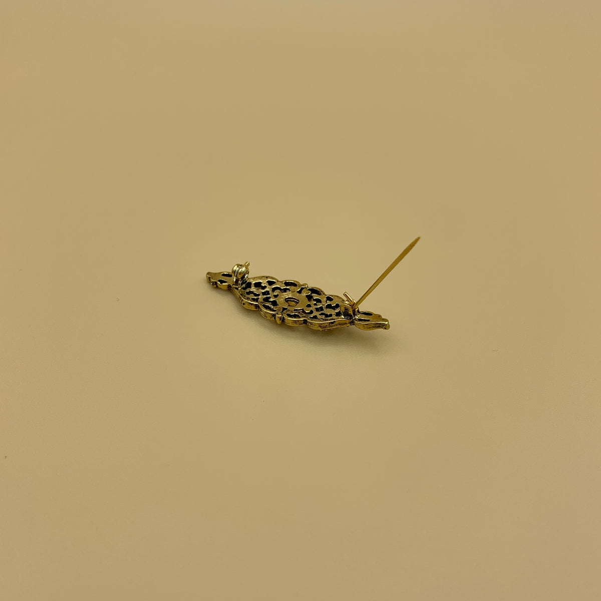 Filigrane Anstecknadel „5“ in Altmessing mit ovalem Swarovski®-Kristall