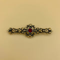 Filigrane Anstecknadel „6“ in Altmessing mit rundem Swarovski®-Kristall in Rubin