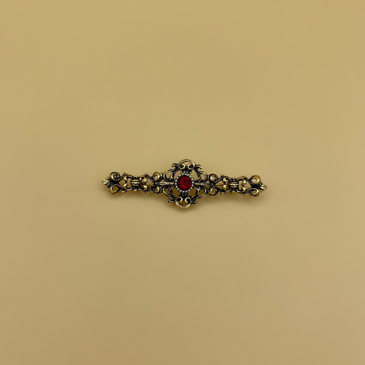 Filigrane Anstecknadel „6“ in Altmessing mit rundem Swarovski®-Kristall in Rubin