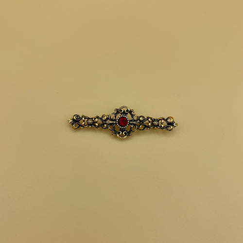 Filigrane Anstecknadel „6“ in Altmessing mit rundem Swarovski®-Kristall in Rubin