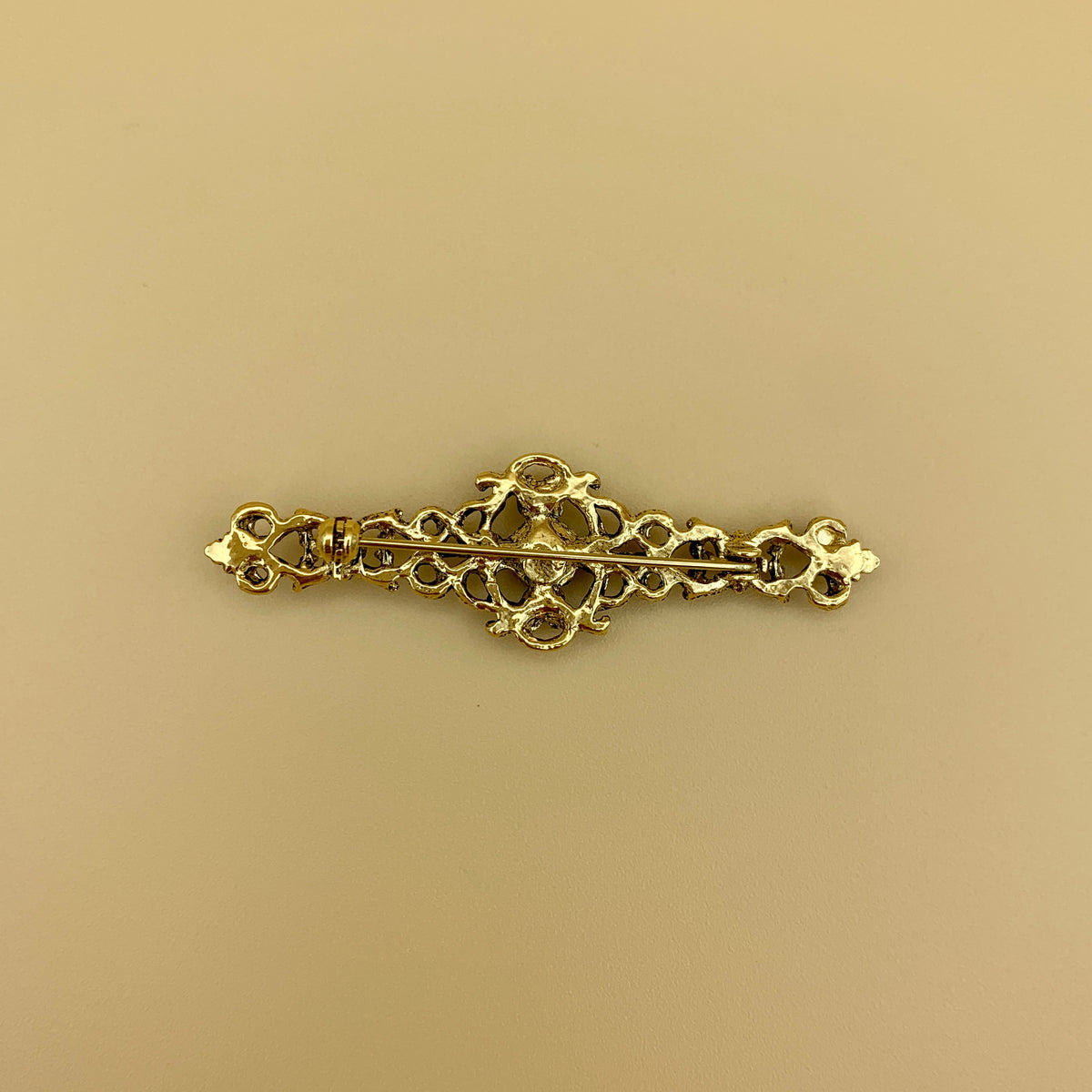Filigrane Anstecknadel „6“ in Altmessing mit rundem Swarovski®-Kristall in Rubin